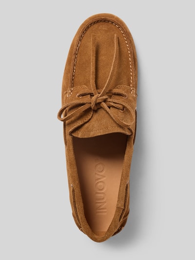 Produktfoto, Loafer aus echtem Leder mit Zierschleife von INUOVO in Braun, abgerundete Passform, glatte Sohle, Absatzhöhe 1 cm, Schafthöhe 6 cm, Schaftweite 11 cm, Feinstruktur und sichtbare Nähte