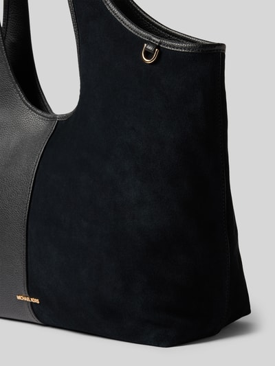Produktfoto, Tote Bag mit Logo-Applikation Modell 'Henly' von MICHAEL Michael Kors, Kombination aus glattem und genarbtem Leder, schwarz, goldfarbene Details, sichtbare Logo-Applikation, Struktur und Farbe heben Hauptfach, Magnetverschluss sowie Schulterriemen mit 55 cm Länge und Innenfach mit Reißverschluss hervor, Maße: 51x32x14 cm.