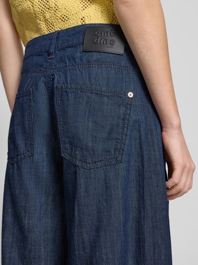 Frauenmodel trägt Barrel Fit Jeans aus reiner Baumwolle Modell 'ORIA' von Cambio mit Denim Optik, Label-Patch und 5-Pocket-Design, Detailaufnahme Rückansicht.