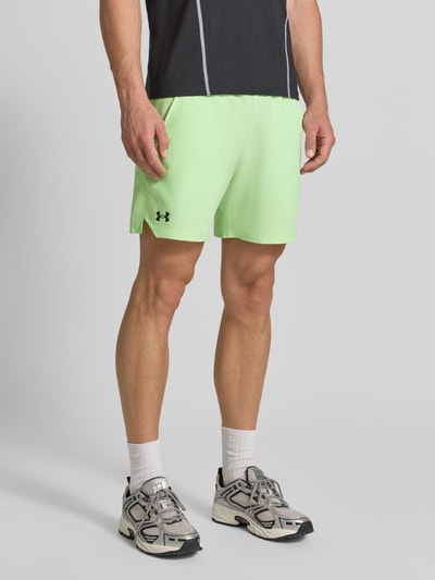 Männermodel trägt Shorts mit elastischem Bund und Logo van Under Armour in lichtgroen, regular fit, met Steekzakken, Ganzkörperansicht von vorne.