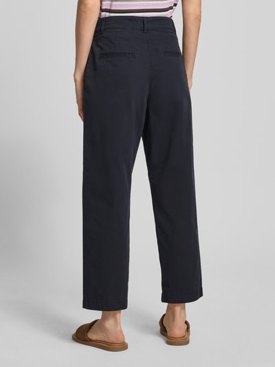 Frauenmodel trägt Chino mit Paspeltaschen am Gesäß von Jake*s Casual, dunkelblau, Relaxed-Fit, verkürzte Passform, Ganzkörperansicht Rückansicht.