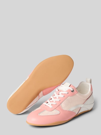 Produktfoto, Sneaker mit Schnürung im Retro-Look von Marc Cain Bags & Shoes in Rosa-Weiß mit Gummisohle, Abgerundete-Spitze, Absatzhöhe: 1 cm, Schafthöhe: 9 cm, Schaftweite: 9 cm.