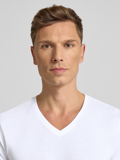 Männermodel trägt T-Shirt mit V-Ausschnitt im 2er-Pack von Christian Berg Men, reine Baumwolle, Slim-Fit, Nahaufnahme Oberkörper.