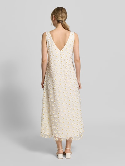 Frauenmodel trägt Midikleid mit floralem Allover-Zierbesatz von Luisa Cerano in Creme mit gelben Akzenten, taillierte Passform, Rundhalsausschnitt, blickdichter Unterrock, ärmelloses Design, Rückenlänge bei Größe 36: 129 cm, Brustweite: 45 cm, Ganzkörperansicht Rückansicht.