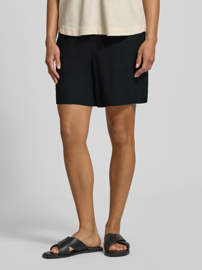 Frauenmodel trägt Regular Fit Bermudas aus Leinen-Viskose-Mix Modell 'Ina' von Soyaconcept in Schwarz mit Knopfverschluss und Eingrifftaschen, Damen Bermudas, Ganzkörperansicht von vorne.