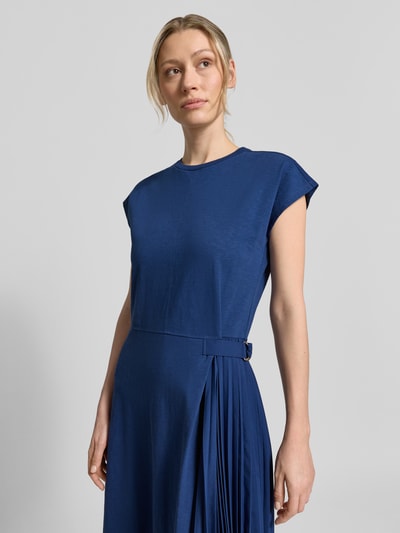 Frauenmodel trägt Tailliertes Freizeitkleid aus Baumwoll-Leinen-Mix Modell 'COLIBRI' von MAX&Co., Optik: Unifarben, Midi-Länge, Rundhals, Bindegürtel, Gehschlitz, Plissees, Flammgarn, Nahaufnahme Oberkörper.