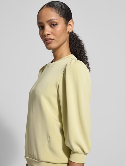 Modelka nosi Regular Fit Sweatshirt aus Modal-Mix Modell 'TENNY' od Selected Femme, kremowy, gładka faktura, 3/4 balonowe rękawy, ujęcie z boku upper body.