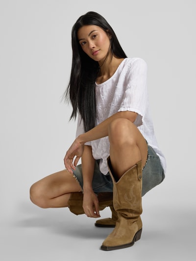 Frauenmodel trägt Regular Fit Leinenbluse mit Stitchings Modell 'La44ura' von ZABAIONE, weiß, reines Leinen, Nahaufnahme Oberkörper, Damen Leinenbluse, Rundhalsausschnitt, entspannte Passform.