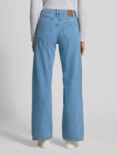 Vrouwenmodel draagt Wide Leg Jeans uit katoenmix model 'WIDE BEA-KORI' van Selected Femme met label patch, 5-pocket-design, high waist, denim, blauwe kleur, detailopname volledige achterkant.