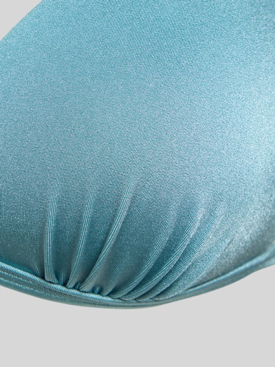 Produktfoto, Bikini-Oberteil mit Rüschenbesatz Modell 'Liora' von LASCANA aus elastischem Material-Mix in Hellblau, Detailaufnahme