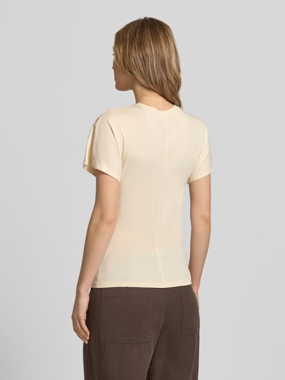 Frauenmodel trägt T-Shirt aus Baumwolle mit Rundhalsausschnitt von Jake*s Casual, Reine Baumwolle, Slim-Fit, Teilungsnaht, Rückenlänge 61 cm, Ganzkörperansicht Rückansicht.