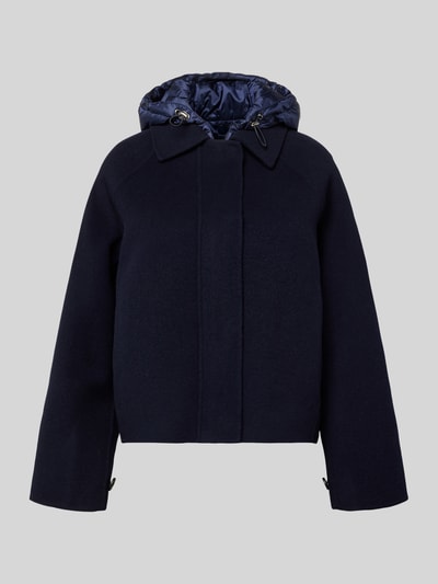 Produktfoto, Regular Fit Jacke mit Umlegekragen von Blonde No. 8 in Dunkelblau, Kapuze mit Tunnelzug, glatte Textur, Größe 36: Rückenlänge 61 cm, Schulterbreite 43 cm, Brustweite 56 cm, Ärmellänge 61 cm