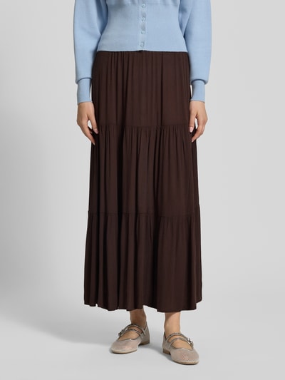 Frauenmodel trägt Ausgestellter Maxi-Rock aus reiner Viskose Modell 'MIKKA' von Only, Optik: Unifarben, Volants, Crinkle-Optik, Ganzkörperansicht von vorne