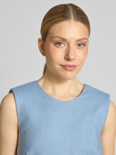 Frauenmodel trägt knielanges Kleid aus Leinen-Mix mit Rundhalsausschnitt von Windsor in Hellblau, Nahaufnahme Oberkörper. Straight Fit, Lyocell-Anteil, strukturierte Oberfläche.
