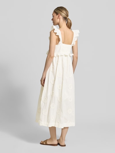 Frauenmodel trägt Midikleid mit Volants Modell 'YASNAMA' von YAS aus Reine Baumwolle in Creme mit Stickerei, Tailliert, Rückenlänge 121 cm, Ganzkörperansicht Rückansicht