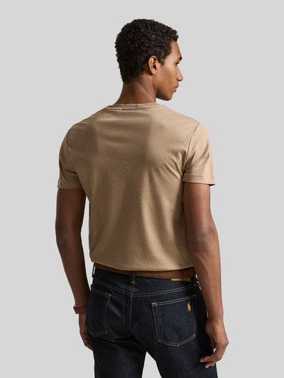 Männermodel trägt Regular Fit T-Shirt aus reiner Baumwolle von Polo Ralph Lauren in Unifarbe, Logo-Stitching, Ganzkörperansicht Rückansicht.