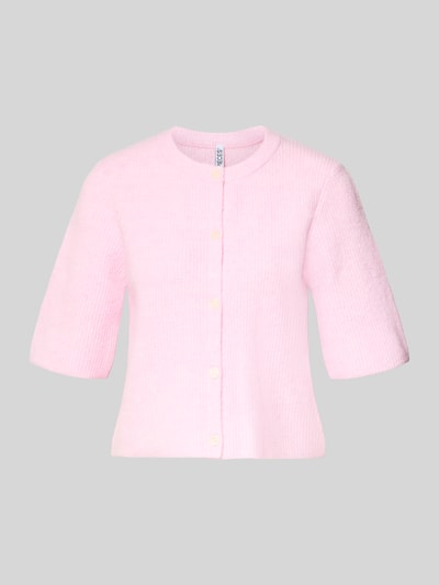 Produktfoto, Boxy Fit Strickjacke aus Rippstrick Modell 'SILLY' von PIECES in hellrosa Melange, kurzarm, Crew Neck, einreihige Knopfleiste, Material-Mix mit Woll-Anteil, weiche Struktur.