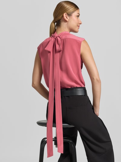 Frauenmodel trägt Regular Fit Blusentop aus reiner Seide Modell 'Besei' von BOSS in Rosa, glatte Textur, Ganzkörperansicht Rückansicht. Damen Blusentop von BOSS.