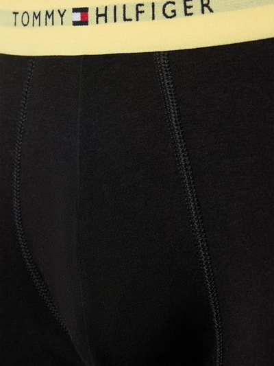 Männermodel trägt Regular Fit Trunks aus Baumwoll-Mix von Tommy Hilfiger, Optik: mehrfarbig, Logo-Bund, Nahaufnahme Oberkörper.