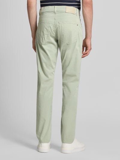 Męski model nosi Regular Fit Hose mit Eingrifftaschen Modell 'Lyon' von Pierre Cardin, mieszanka bawełny i elastanu, kolor jasnozielony, wpuszczane kieszenie, szerokość w rozmiarze 32/32: 43 cm, długość wewnętrzna nogawki: 79 cm, spodnie materiałowe, całkowity widok z tyłu
