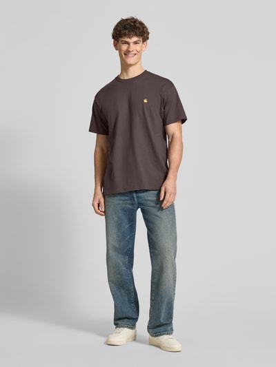 Männermodel trägt Regular Fit T-Shirt mit Logo-Stitching Modell 'Chase' von Carhartt Work In Progress, reine Baumwolle, Ganzkörperansicht von vorne.