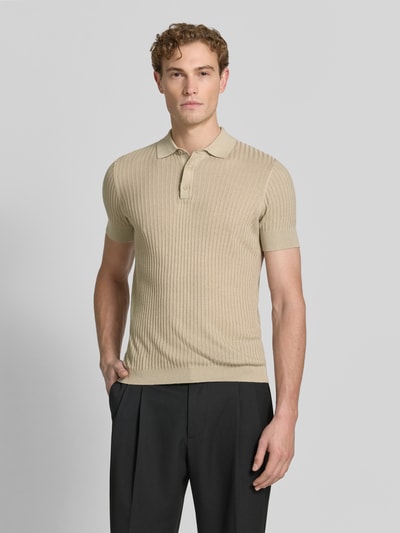 Männermodel trägt Slim Fit Poloshirt aus Viskose-Mix mit Leinen-Anteil von Antony Morato in Beige mit Strick-Optik, Ganzkörperansicht von vorne, Rückenlänge bei Größe M 70 cm.