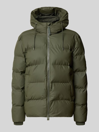 Produktfoto, Steppjacke mit Zweiwege-Reißverschluss Modell 'Alta' von Rains in Olivgrün, Kapuze, glatte Textur, Regular Fit, schlichte Form, Herren Steppjacke