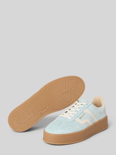 Produktfoto, lichtblauwe sneakers van echt leer, afgeronde pasvorm, logoprint, model 'Cuzmani' van Gant, hakhoogte 4 cm, schachthoogte 7 cm, schachtbreedte 9 cm