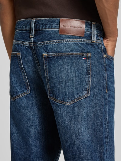 Männermodel trägt Straight Fit Jeans aus reiner Baumwolle Model 'DOVER' von Tommy Hilfiger, Detailaufnahme Rückansicht, Herren Straight Fit Jeans von Tommy Hilfiger.