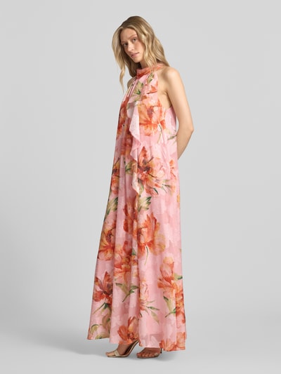 Vrouwenmodel draagt avondjurk met draperen kraag van Adrianna Papell in roze met bloemen, recht model, maxi-jurk, detailopname, schuin van voren. Ruglengte maat 36: 142 cm, borstwijdte maat 36: 55 cm, druppelvormige hals met haak.
