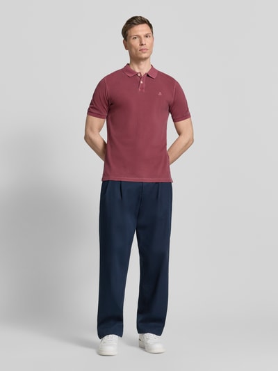 Männermodel trägt Regular Fit Poloshirt aus reiner Baumwolle von Marc O'Polo, Optik: Unifarben, Ganzkörperansicht von vorne.