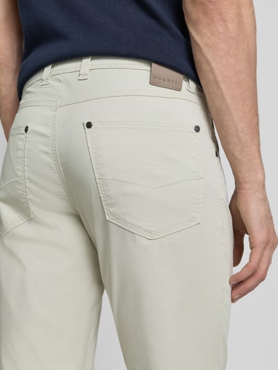 Männermodel trägt Regular Fit broek met steekzakken model 'CORDOBA' van bugatti, mix van katoen en elastaan, detailaufnahme rug.