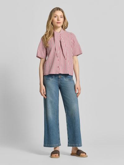 Frauenmodel trägt Jeans mit Knopfleiste und aufgesetzten Taschen von MOS MOSH, blauer Baumwoll-Mix mit Stretch, Wide Leg, Ganzkörperansicht von vorne.