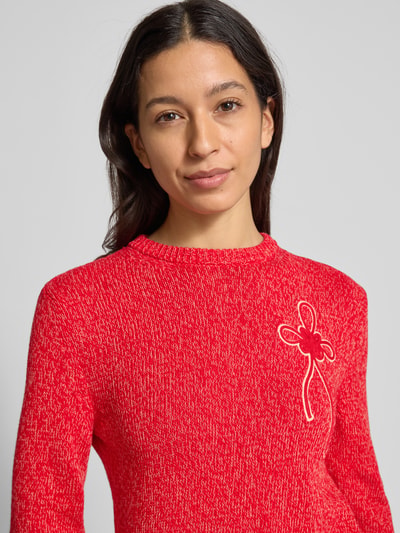 Frauenmodel trägt Slim Fit Strickpullover aus reiner Baumwolle Modell 'IGELO' von MAX&Co., Optik: Unifarben, Melange, Nahaufnahme Oberkörper.