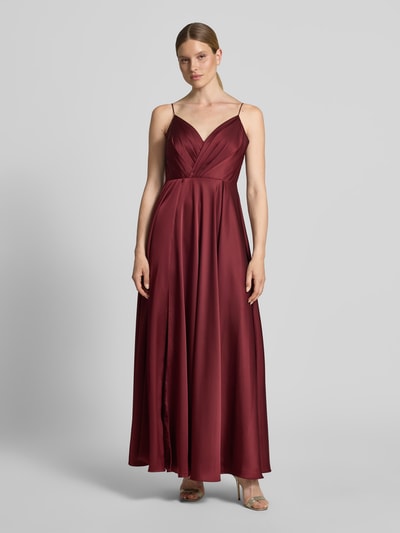 Vrouwenmodel draagt 'Abendkleid mit Herz-Ausschnitt' van Laona in bordeauxrood, a-lijn maxijurk met plooien en rugrits, vooraanzicht, ganzandzicht.