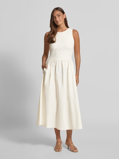 Frauenmodel trägt Maxikleid mit Spitze und Rundhalsausschnitt von Christian Berg Woman Selection in Creme, A-Linie, Ganzkörperansicht von vorne.