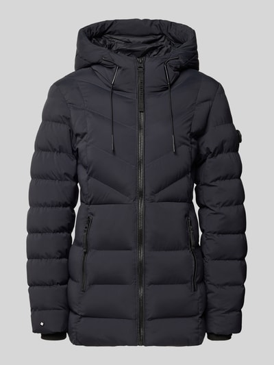 Produktfoto, schwarze Steppjacke mit Reißverschluss Modell 'Skye' von khujo, mattes Uni-Design, Strukturmuster, Label-Patch und Kapuze