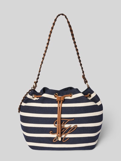 Produktfoto, Beuteltasche aus Baumwoll-Mix von Tommy Hilfiger mit Optik: Allover-Muster, Streifenmuster, Logo-Applikation, Tunnelzug, Hauptfach, gewebtem verstellbarem Kontrast-Schulterriemen, Stoffstruktur, Farbkombination aus Dunkelblau, Weiß und Braun.