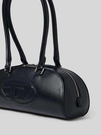 Produktfoto, Shoulder Bag aus echtem Rindsleder von Diesel in Schwarz mit schmalen Schulterriemen, Logo-Detail, genarbte glatte Textur, Größe 32x15x11 cm