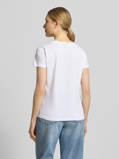Frauenmodel trägt T-Shirt mit Motiv-Print und Rundhalsausschnitt von More & More, Baumwoll-Elasthan-Mix, Regular-Fit, Rückenlänge 58 cm, Ganzkörperansicht Rückansicht