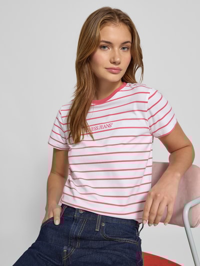 Guess Jeans T-shirt o kroju regular fit z wyhaftowanym logo Fuksjowy 3