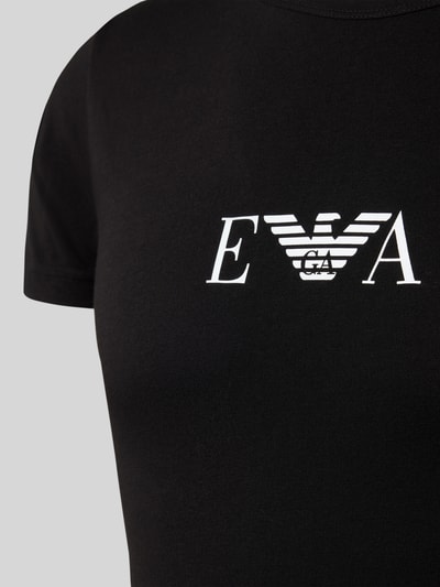 Männermodel trägt T-Shirt mit Label-Print im 2er-Pack von Emporio Armani, Schwarz, Baumwoll-Elasthan-Mix, Nahaufnahme Oberkörper.
