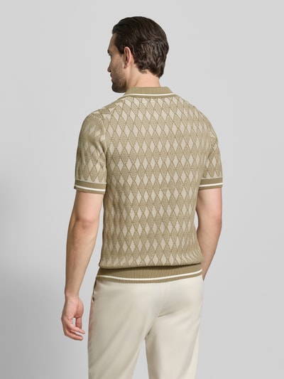 Männermodel trägt Regular Fit Poloshirt im Allover-Look von Jack & Jones Premium aus puur katoen in beige mit ruitpatroon, Ganzkörperansicht Rückansicht.