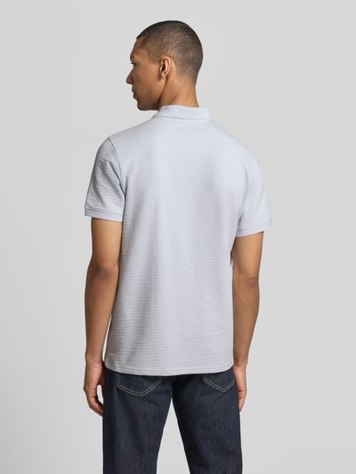 Männermodel trägt Regular Fit Poloshirt mit Strukturmuster von MCNEAL in hellem Grau, Reißverschluss, elastischer Baumwoll-Mix, Ganzkörperansicht Rückansicht.
