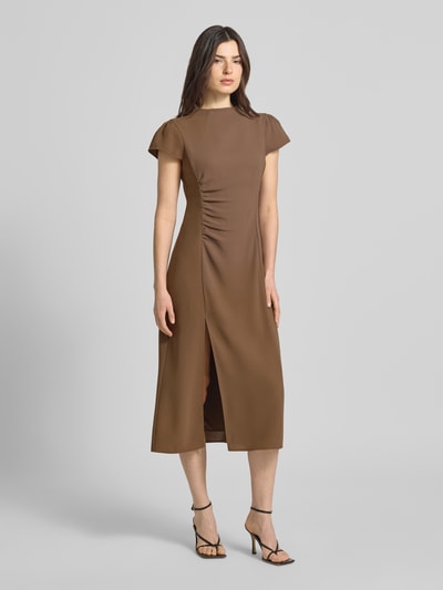 Frauenmodel trägt Midikleid mit Stehkragen und Raffungen von ARMANI EXCHANGE, taillierter Schnitt, Gehschlitz, Ganzkörperansicht von vorne.
