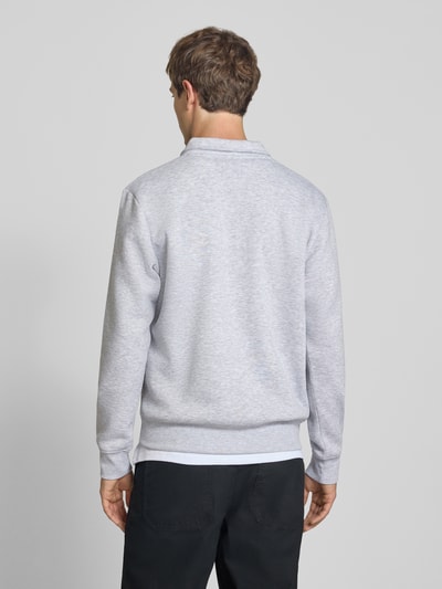 Männermodel trägt Regular Fit Sweatshirt mit Baumwoll-Anteil Modell 'Bradley' von JACK & JONES, hellgrau, glatte Oberfläche, Ganzkörperansicht Rückansicht. Herren Sweatshirt, Material-Mix, Troyer-Kragen, Reißverschluss, Rückenlänge Größe M 69 cm.