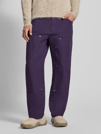 Männermodel trägt Loose Fit Jeans mit Eingrifftaschen Modell 'DOUBLE KNEE TYRELL PANT' von Edwin in Lila, Baumwolle, Ganzkörperansicht von vorne.