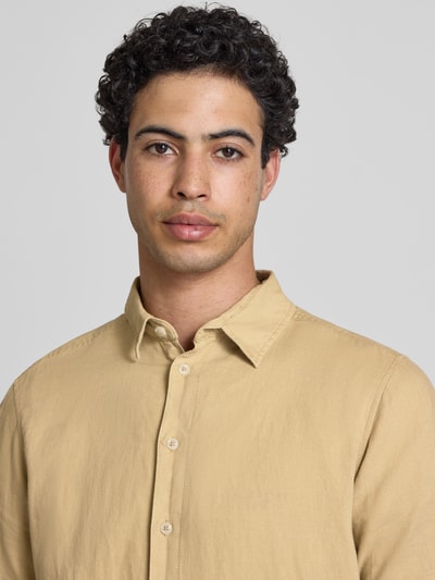 Männermodel trägt Slim Fit Leinenhemd mit Viskose-Anteil Modell 'Bobby' von Blend in Beige, Kentkragen, Nahaufnahme Oberkörper, Kurzärmelig, Knopfleiste, Herren, Leinen-Mix, Viskose-Anteil