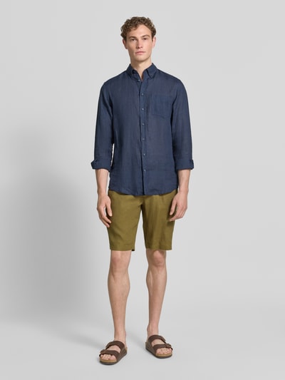 Männermodel trägt Regular Fit Shorts aus reinem Leinen Modell 'RESO JOGGER' von Marc O'Polo, Optik: Unifarben, Ganzkörperansicht von vorne.