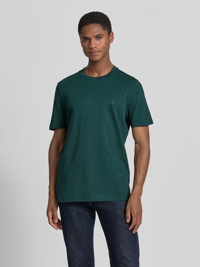 Männermodel trägt Regular Fit T-Shirt mit Logo-Stitching von MCNEAL in Dunkelgrün, Reine Baumwolle, Rundhalsausschnitt, Rückenlänge 70 cm, Ganzkörperansicht von vorne